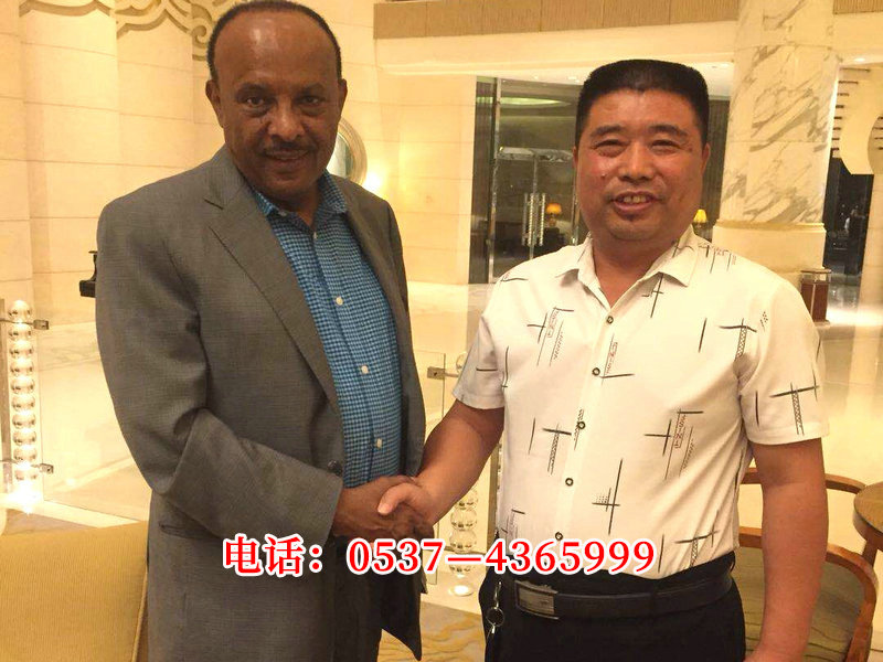 聯(lián)合國副秘書長(zhǎng)蓋圖先生和我公司經(jīng)理簽訂供貨合同.jpg
