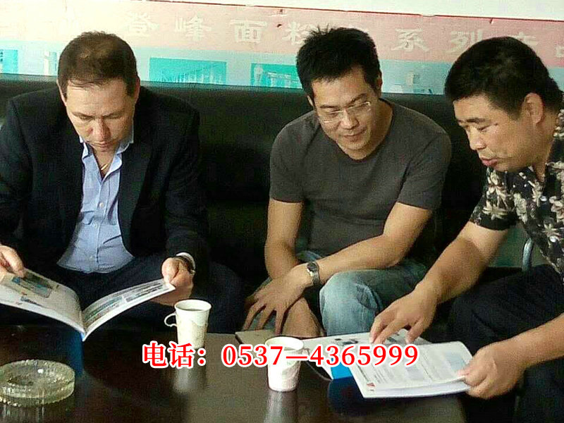給阿根廷客商和翻譯細心講解.jpg